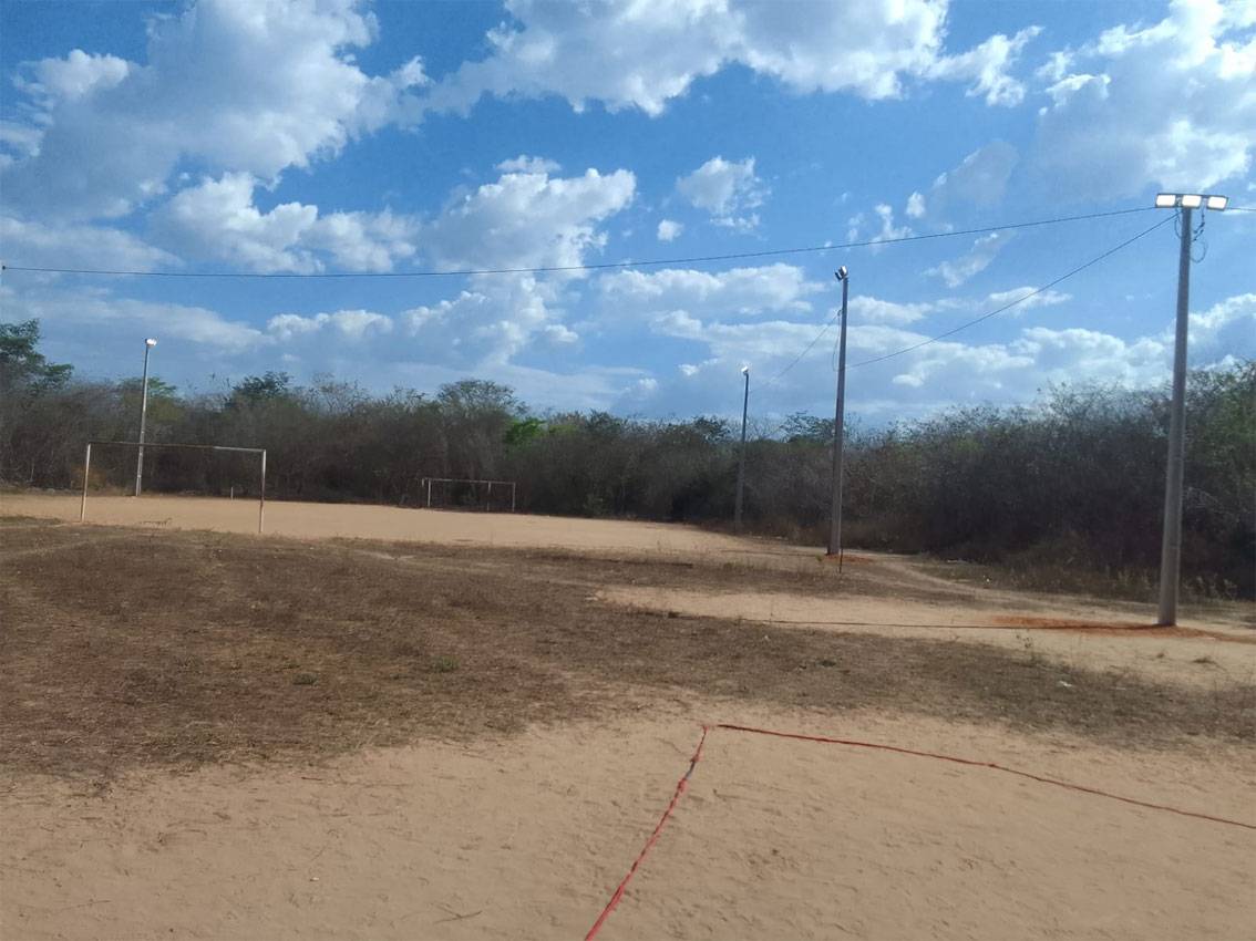 Prefeitura implanta iluminação em campo de futebol e quadra de areia de assentamento da zona rural